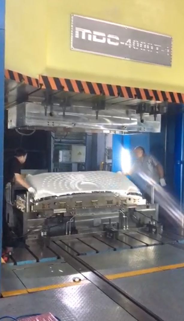 SMC 模具與碳纖維模具：制造領(lǐng)域的優(yōu)劣勢(shì)比較